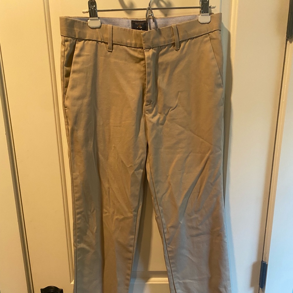 Gap Kkaki Straight Fit 31/32 Like new condition.